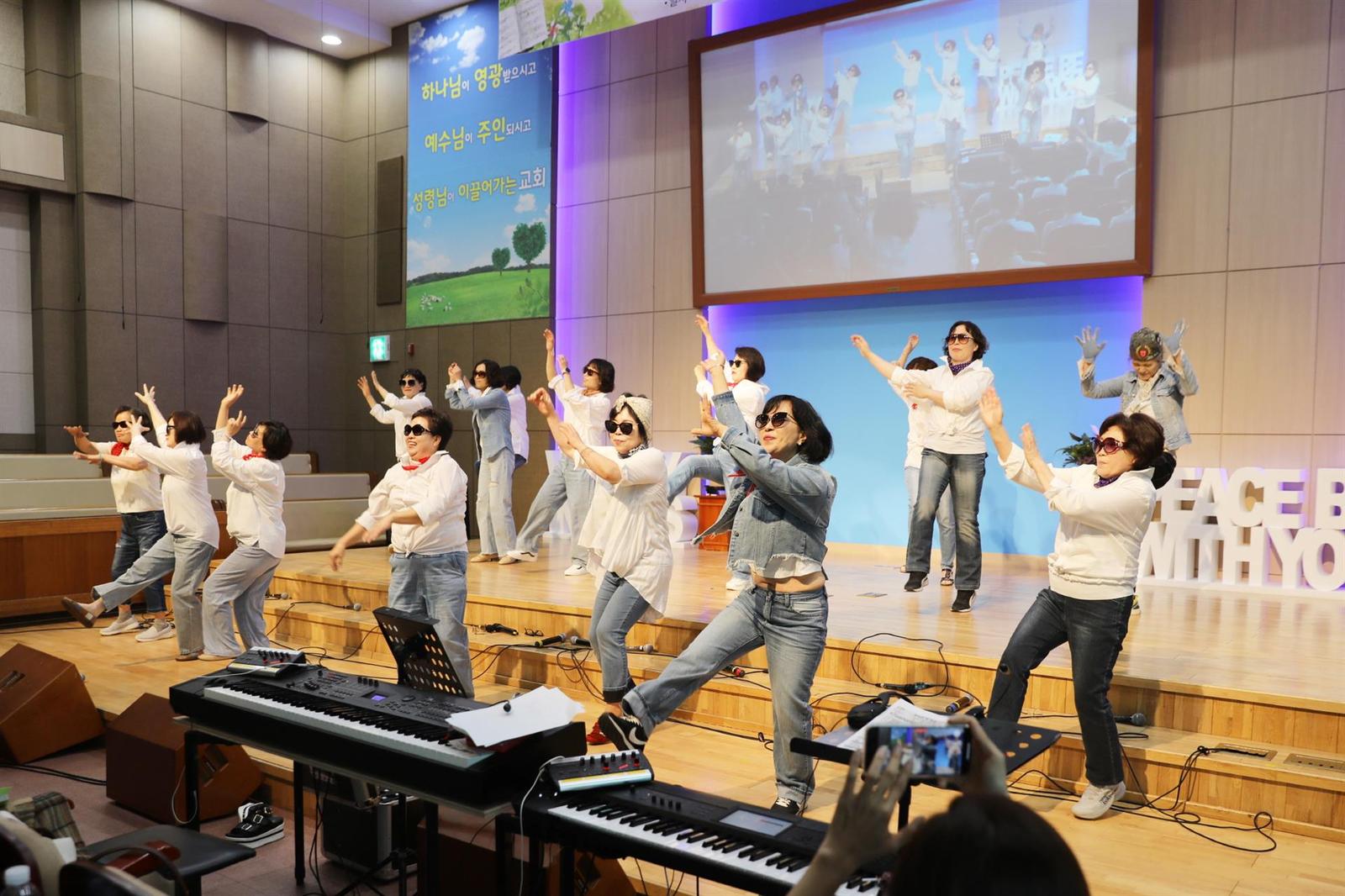 창립59주년 기념 '제3회 감사찬양제' 사진 74