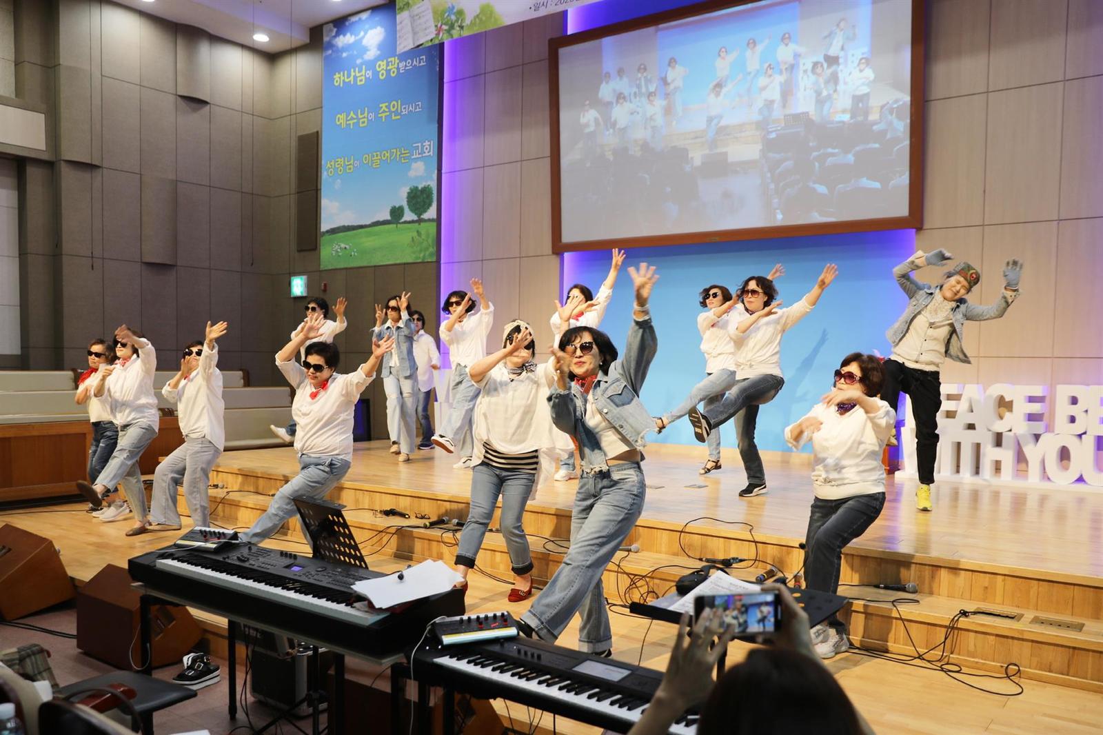 창립59주년 기념 '제3회 감사찬양제' 사진 75