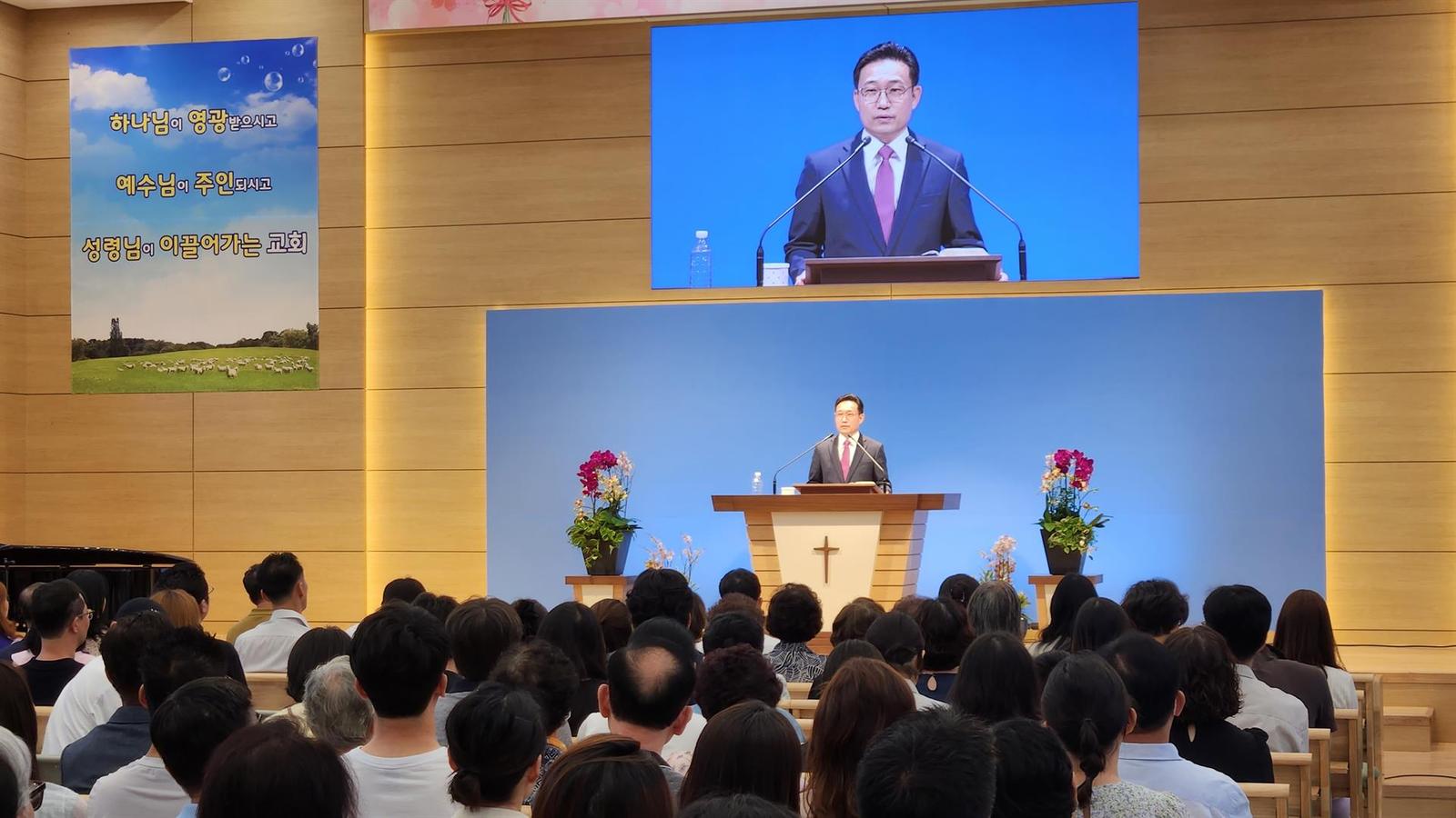 비전센터에서 드리는 주일 첫 예배 사진 4
