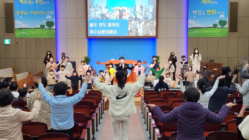 23년 4월 월삭예배 사진 3